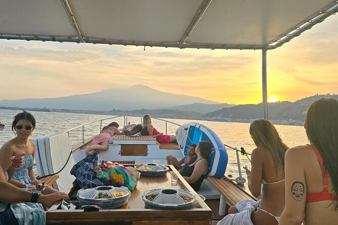 Aperitivo al tramonto a Taormina a bordo