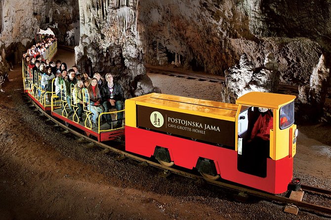 Grotta di Postumia e Castello di Predjama - Tour per piccoli gruppi da Trieste