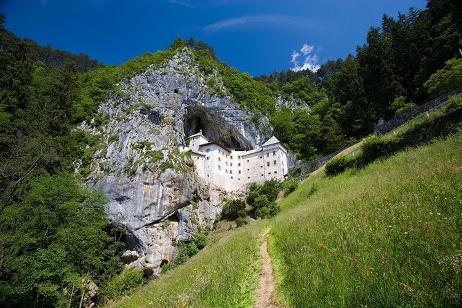 Grotta di Postumia e Castello di Predjama - Escursione a terra da Trieste