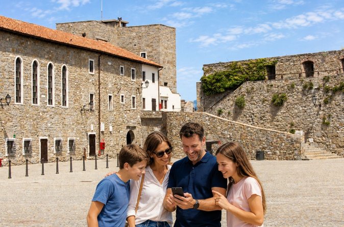 Trieste caccia al tesoro & Highlights tour a piedi autoguidato
