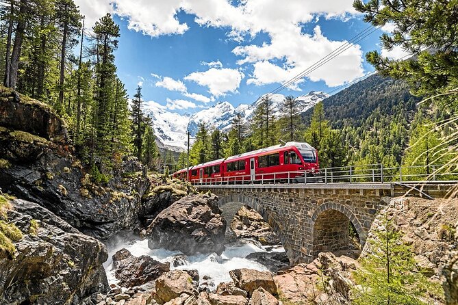Treno rosso delle Alpi svizzere e tour di St.Moritz da Milano