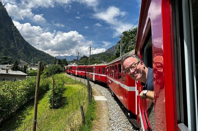 Escursione di un giorno in treno rosso Bernina e Alpi svizzere in gruppo ridotto da Milano