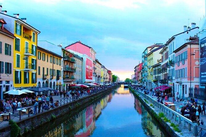 Tour in barca dei Navigli al tramonto a Milano con aperitivo opzionale