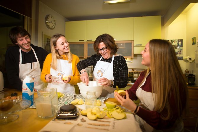Lezione di cucina casalinga e pasto con un locale a Riomaggiore