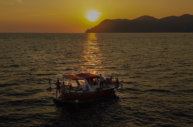 Tour in Barca al Tramonto e Aperitivo Cinque Terre da Monterosso