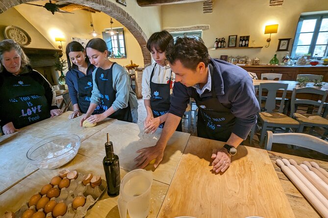 Lezione di cucina toscana con pasta fatta in casa e biscotti cantucci