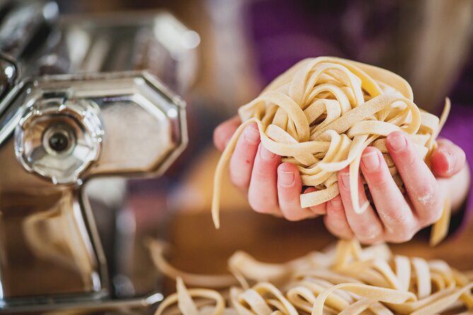 Corso di cucina pasta con vino illimitato a Firenze