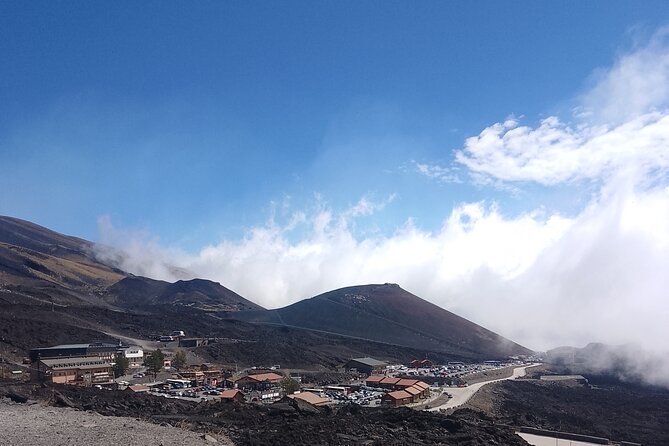 Tour privato di due cantine dell'Etna degustazione vini e cibo