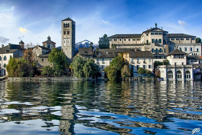 Il romantico villaggio di Orta San Giulio con una guida turistica