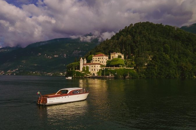 Tour Privato in Barca di Legno sul Lago di Como: Borghi e Ville