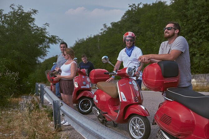 Tour in Vespa del Garda autoguidato di un'intera giornata con partenza da Desenzano