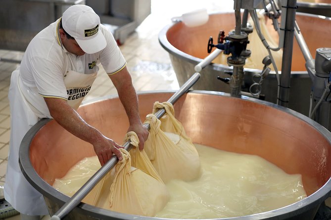 Da Parma: Parmigiano Reggiano Farm Tour & Degustazione con Transfer