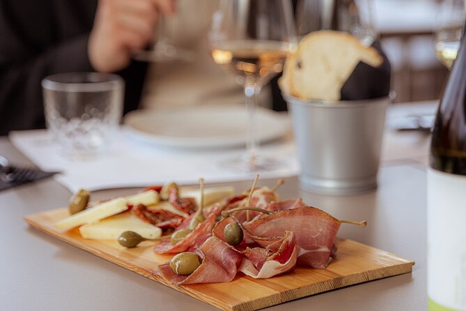 Una Cantina Toscana Classica con Pranzo a Montepulciano