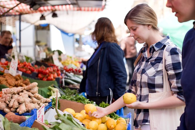 Tour del mercato e corso di cucina con un locale ad Aosta