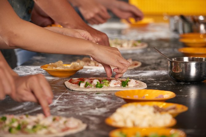 Pizza & Tiramisù Class a casa di Cesarina con degustazione ad Aosta