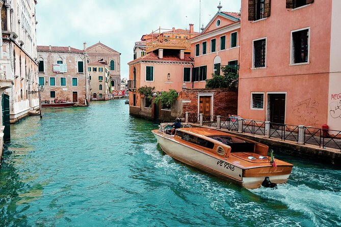 Venezia: Transfer privato dall'aeroporto Marco Polo all'hotel in auto e barca