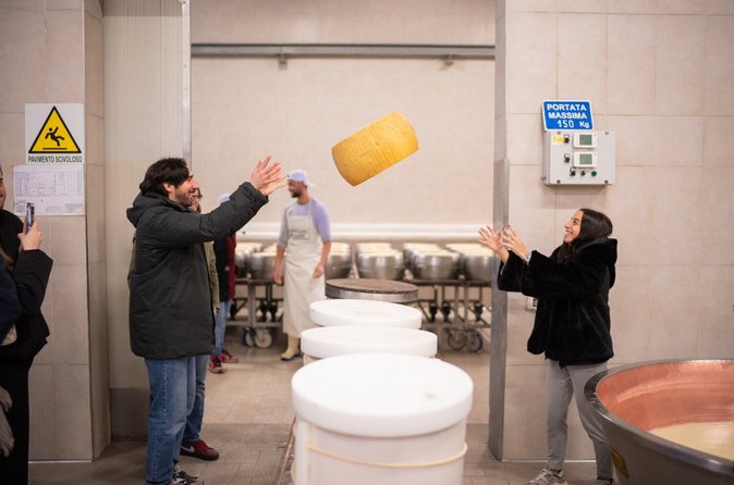 Bologna Food Valley Small Group Factory Degustazione e Pranzo in Cantina