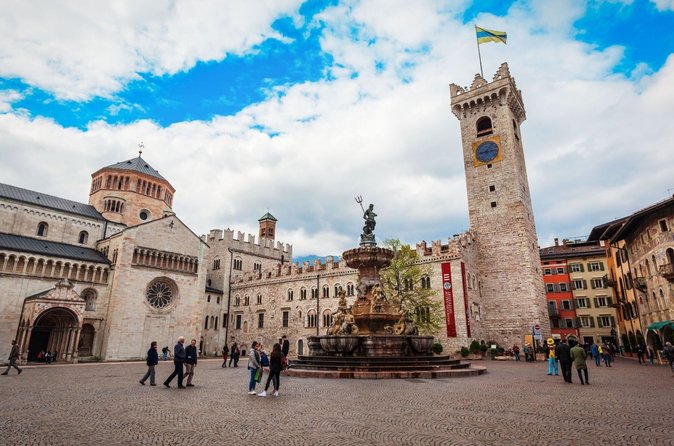 Trento caccia al tesoro & Highlights tour a piedi autoguidato