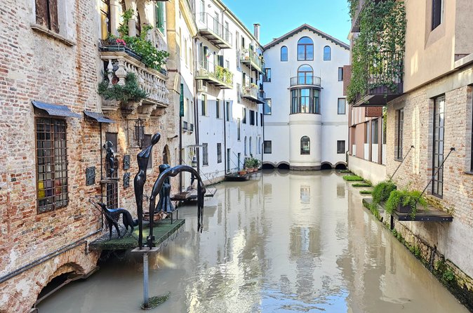 Visita guidata con degustazione di vini selezionati, cicchetti e caffè di benvenuto.