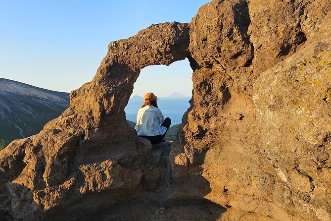 Isola di Vulcano Trekking tra Boschi, Grotte e Paesaggi Vulcanici