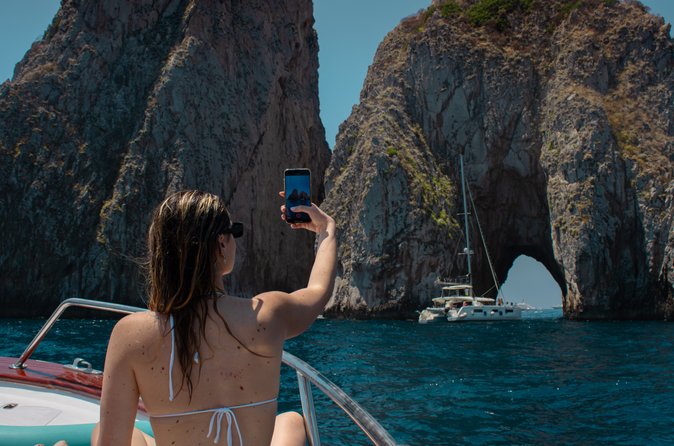 Capri Tour in barca da Positano con pranzo leggero, bevande e bagno