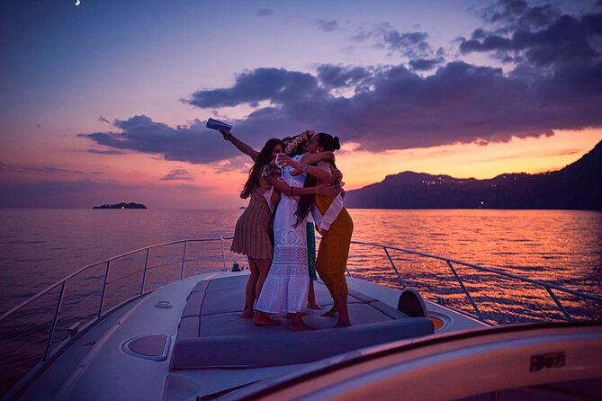 Tour di Piccolo Gruppo a Positano in Barca al Tramonto