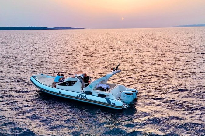Tour in barca con aperitivo al tramonto nell'arcipelago di La Maddalena