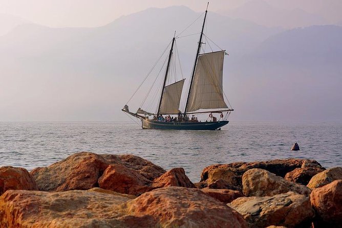 Una crociera al tramonto sul Lago di Garda, a bordo di un motorsailer privato