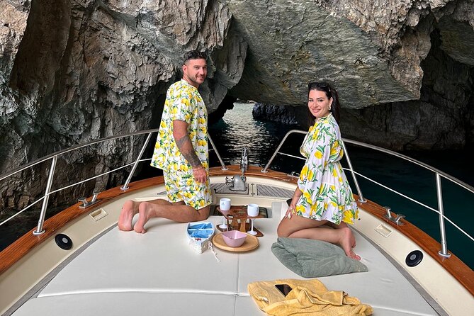 Tour privato in barca di Capri di un giorno