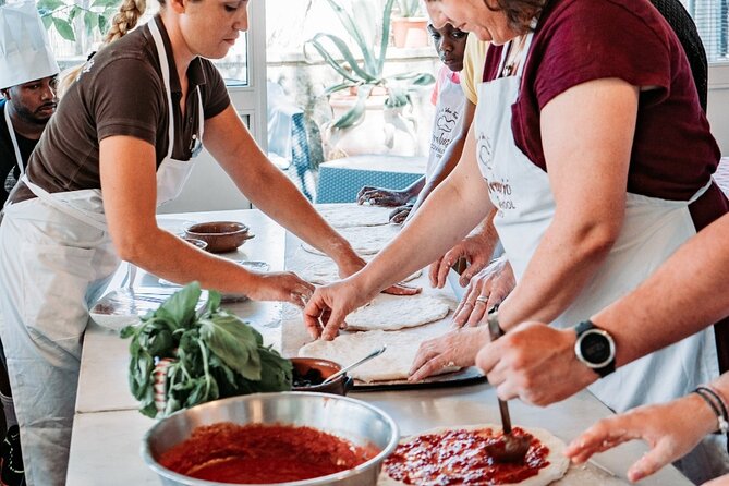 Lanciare, Infornare, Salute! - Corso di Pizza di Sorrento con Vino