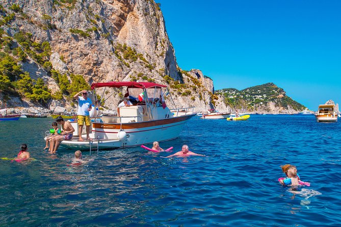 Tour in barca condiviso alla scoperta di Capri - da Sorrento