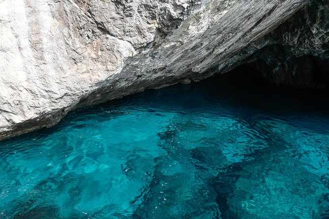 Capri Coast to Coast: tour in barca con Grotta Azzurra opzionale