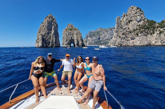 Giro in barca con bagno e limoncello, Per piccoli gruppi