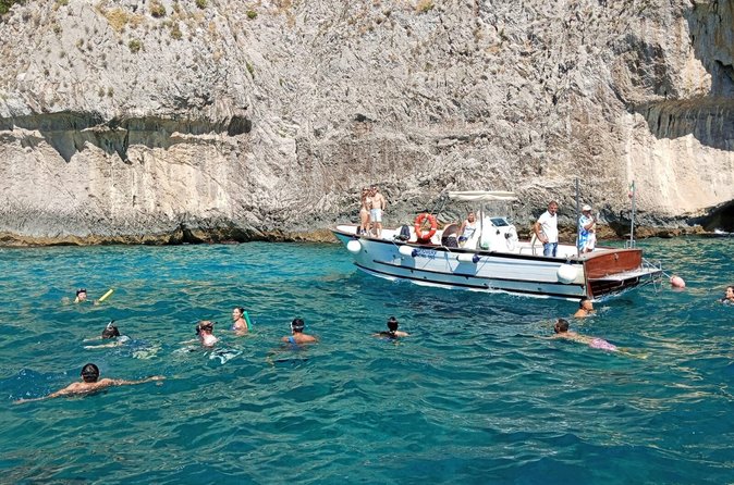 Capri Tour Condiviso: Grotte, Tuffi ,Limoncello e Torta Caprese