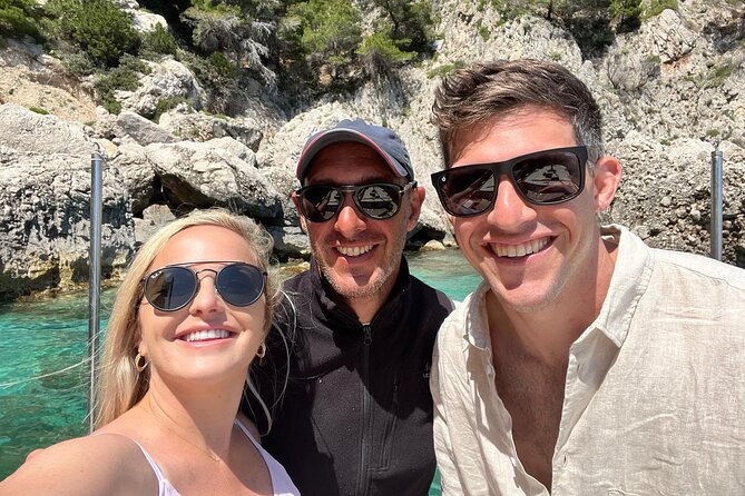 Tour privato in barca a Capri: Grotta Azzurra, Faraglioni e soste per il bagno
