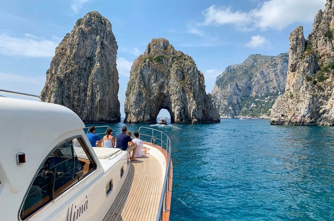 Crociera Capri Adventure: grotte marine, costa e visita alla Grotta Azzurra